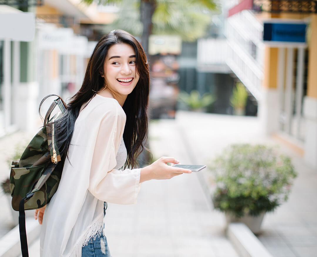 スマホを片手にした女性